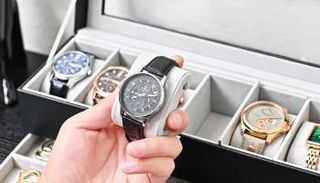 مجموعة من الساعات الفاخرة 