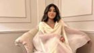 شجون الهاجري تؤدي العمرة مع فاطمة الصفي