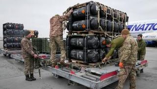 أسلحة أمريكية في طريقها إلى أوكرانيا - أرشيفية