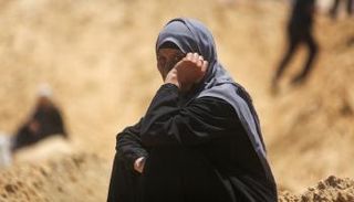 نازحة فلسطينية وسط الخيام المدمرة في خان يونس