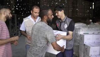 عملية الفارس الشهم 3 تسلّم طرودا غذائية للأهالي في شمال غزة