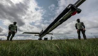 أوكرانيان يختبرون طائرة مسيرة 