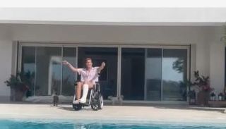 غادة عبدالرازق على كرسي متحرك