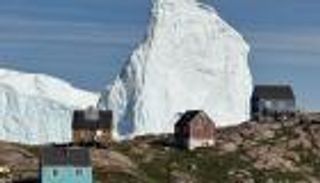 جبل جليدي عملاق يهدد سكان غرينلاند