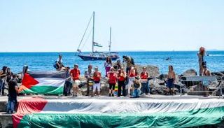 نشطاء يودعون السفينة مادلين قبل انطلاقها إلى غزة - أرشيفية