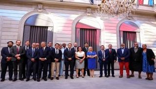 ماكرون مع المسؤولين المنتخبين وممثلي كاليدونيا الجديدة في الإليزيه