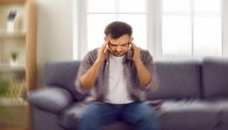 الصداع من أعراض التهاب السحايا 