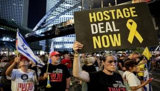 متظاهرون إسرائيلييون أمام وزارة الدفاع يطالبون بالتحرك لإطلاق سراح الرهائن