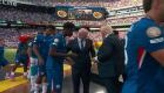 هل كان متعمداً؟.. ترامب يتعرّض للتجاهل من أحد نجوم تشيلسي (فيديو)