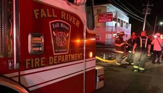 قوات الإطفاء في موقع الحريق