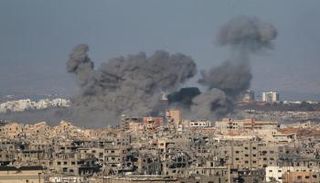 تصاعد دخان كثيف شرق غزة إثر غارات إسرائيلية