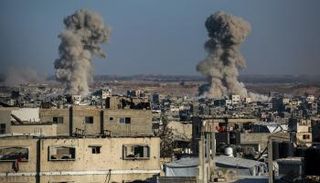 الدخان يتصاعد جراء الغارات الإسرائيلية على غزة - أ.ف.ب