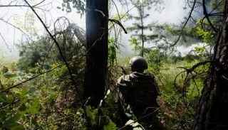 مدني يرتدي زيا عسكريا يشارك في تدريب عسكري نظمه جنود أوكرانيون