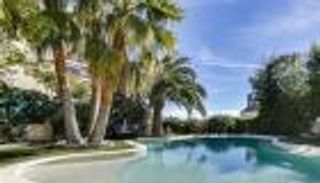 وداعا لزمن المسابح؟ فرنسا تعيد النظر في «ترف مجرم»