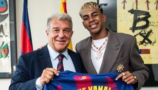 لامين يامال يوقع عقده مع برشلونة