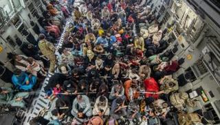 أفغان يفرون من كابول بعد سيطرة طالبان في 2021