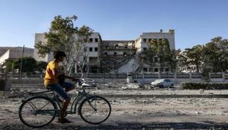 مبنى دمرته غارة إسرائيلية بدمشق