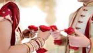 قبل حفل الزفاف.. رجل يهرب مع خطيبة ابنه للزواج منها