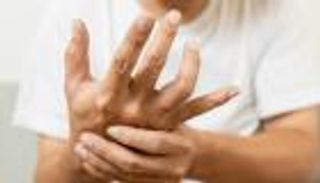 شمّ رائحة باركنسون.. زيوت الجلد تكشف المرض قبل ظهوره بـ7 سنوات