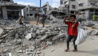 أطفال بين ركام منازل غزة