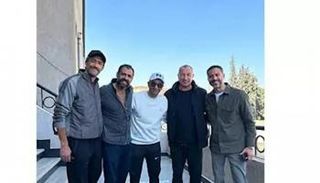 الخطيب وسط فريق مسلسل "كتالوج" 