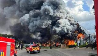 تفاصيل حريق مسرح تومورولاند الرئيسي