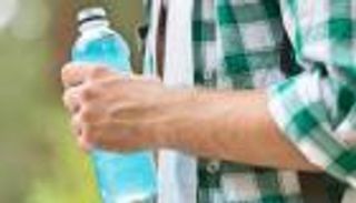 خطر العبوة الصامت.. هل تسرّع مشروبات الطاقة تطور خلايا السرطان؟