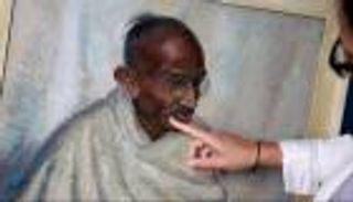 بعد نجاتها من هجوم متطرف.. لوحة نادرة لغاندي تُباع بـ200 ألف دولار