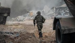 جندي إسرائيلي وسط الدمار في غزة