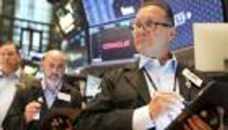 ارتفاع الأسهم والدولار مع تهديدات ترامب لمستقبل رئيس الاحتياطي الفيدرالي