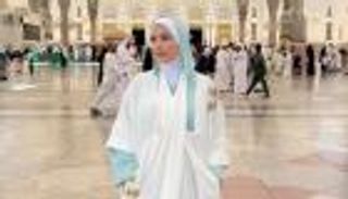 نسرين طافش بالحجاب في المسجد النبوي (صور)