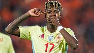 نيكو ويليامز بقميص منتخب إسبانيا