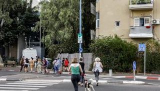 إسرائيليون يهرعون إلى الملاجئ - أرشيفية