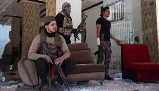 مقاتلون من العشائر داخل مبنى في السويداء