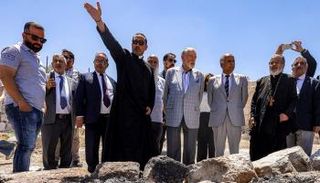 السفير الأمريكي خلال زيارة الموقع الأثري التابع لكنيسة القديس جاورجيوس