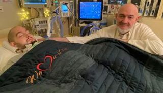 الأمير النائم الوليد بن خالد بن طلال مع والده