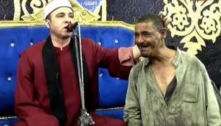 القارئ أحمد إسماعيل وشخص من ذوي الهمم