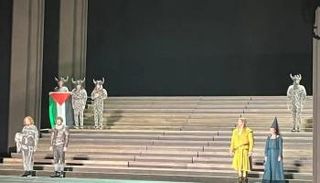 فنان يرفع العلم الفلسطيني