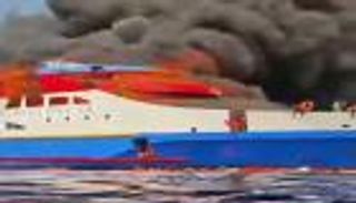 مأساة في عرض البحر.. حريق يجبر ركاب عبارة على القفز للنجاة من النار