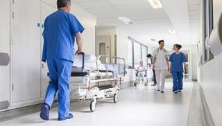 رجل يعود إلى الحياة بعد وفاته