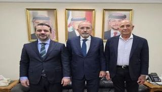 وزير الخارجية الأردني يتوسط نظيره السوري (يسار) والمبعوث الأمريكي (يمين)