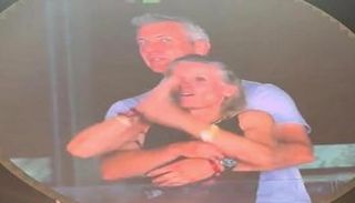 العناق الشهير خلال الحفل الغنائي