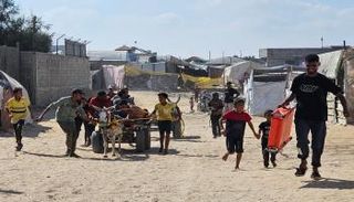 فلسطينيون ينقلون مصابين أثناء محاولتهم الحصول على مساعدات إنسانية