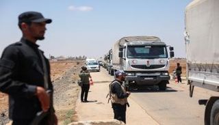 قافلة للهلال الأحمر السوري متجهة إلى مدينة السويداء