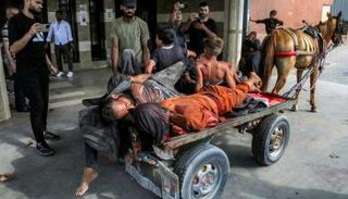 عربة تجرها الخيول تحمل جرحى وجثث تصل لمستشفى ناصر بخان يونس