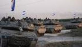 الدبابات تتوغل بدير البلح.. والخوف في غزة وإسرائيل