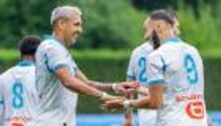 حافظ على توهجه.. الجزائري غويري يصنع هدفين في ودية مارسيليا (فيديو)