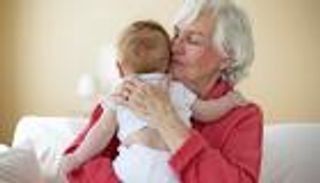 أبوّة «بعد الثمانين» تثير الجدل في بريطانيا.. وحقوقيون: أنانية صريحة