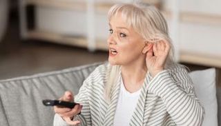 فقدان السمع من أخطر العوامل التي تسرع الإصابة بالخرف