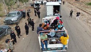 شاحنةً تُقلّ أفرادًا من البدو المُهجّرين بمحافظة السويداء